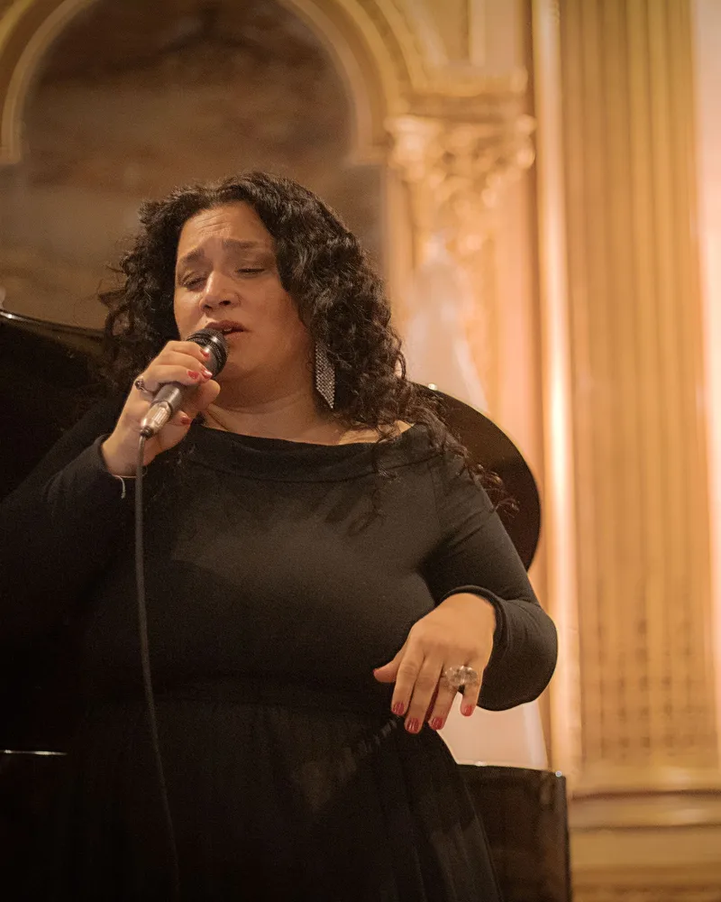 Denise Izaguirre cantando en vivo
